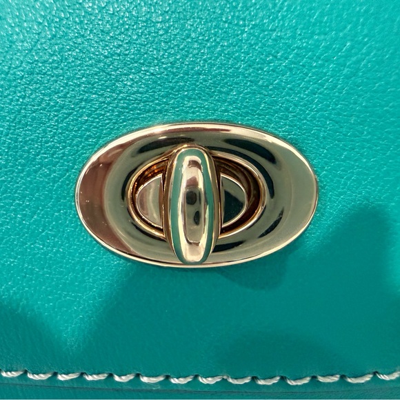 Rare Dooney & Bourke Emerald Messenger 25 Bag - Picture 2 of 12